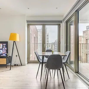 https://luxury-double-bedroom-in-gallions-reach.cambridgehotelsuk.com