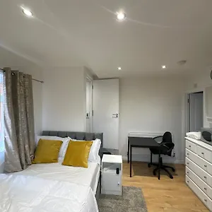 1st Flat With Full Private Toilet And Shower With Its Own Kitchenette In Keedonwood Road A Fully Equipped Independent Flat Apartment